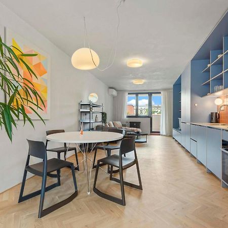 Elegant City Escape - Modern & Central Братислава Экстерьер фото