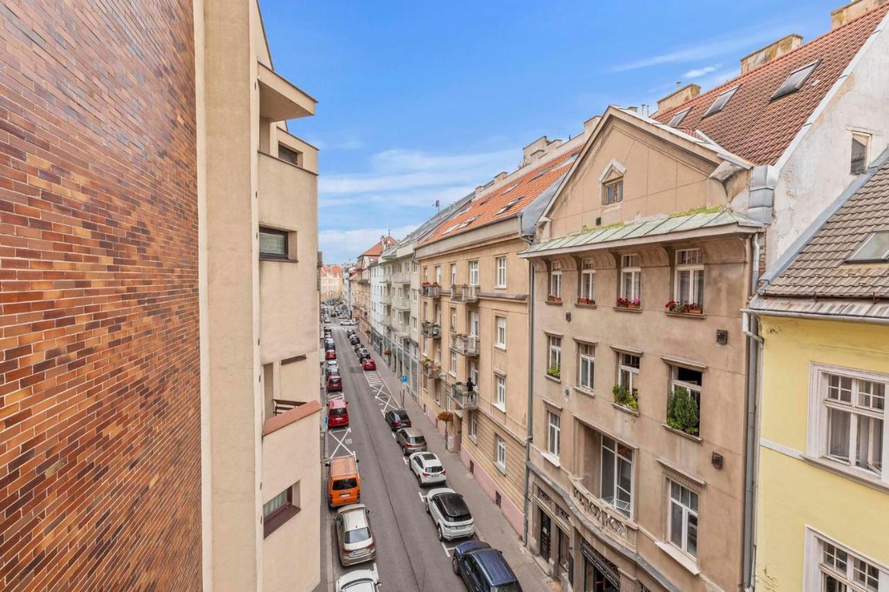 Elegant City Escape - Modern & Central Братислава Экстерьер фото